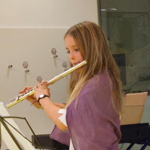 Kind spielt Querflöte