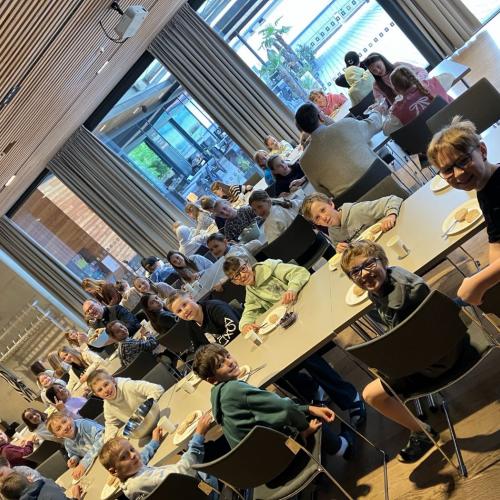 Frühstück im Pfarrsaal