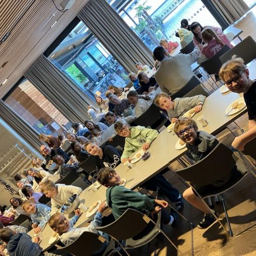 Frühstück im Pfarrsaal
