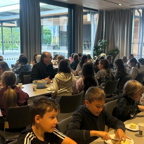 Frühstück im Pfarrsaal