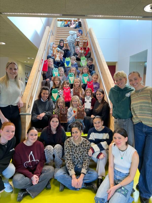 3a Klasse mit Studentinnen