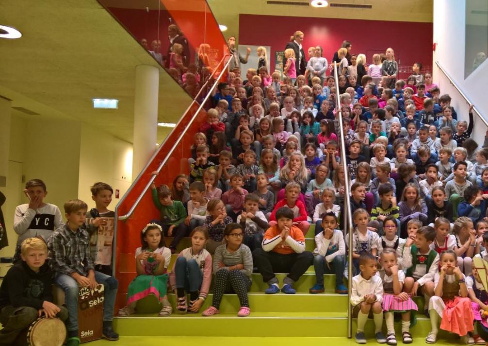 Kinder in der Volksschule Mils bei Hall
