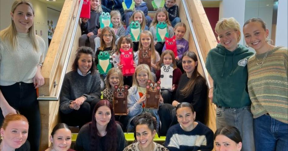 3a Klasse mit Studentinnen