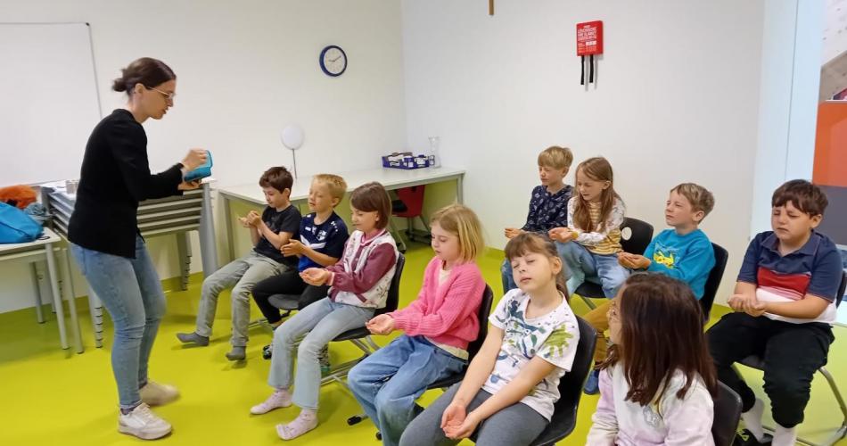 Avomed zu Besuch in der Schule